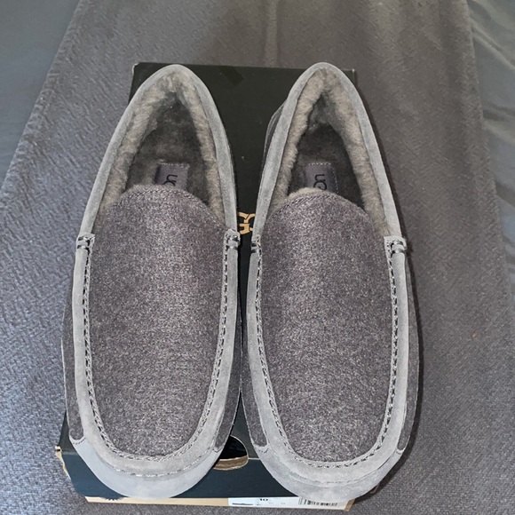 NWT Men’s Ugg slippers! - Picture 5 of 7